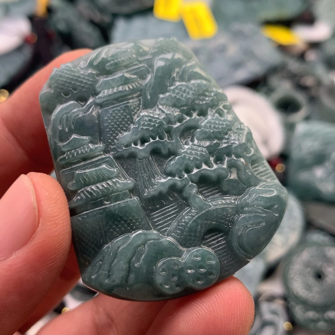 翡翠未镶嵌颈饰山水