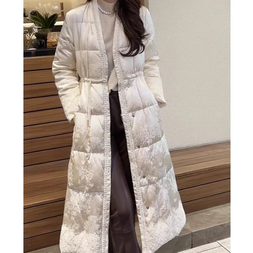 MZ雅8326鹅绒服2025冬新中式国风桑蚕丝提花拼接V领收腰保暖长款