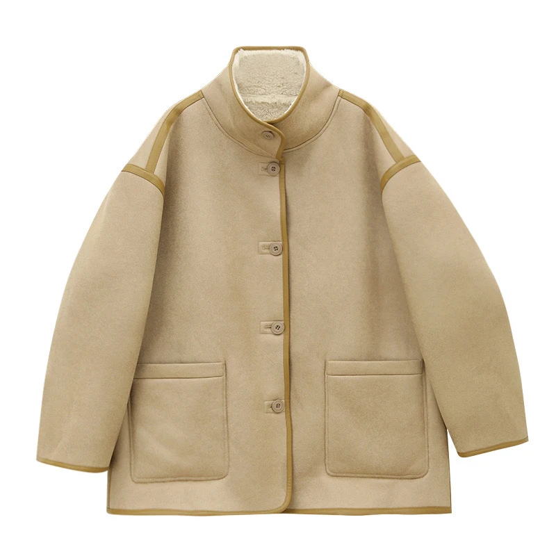 中长款皮毛一体双面穿阔版外套，保暖性强，时尚大方。