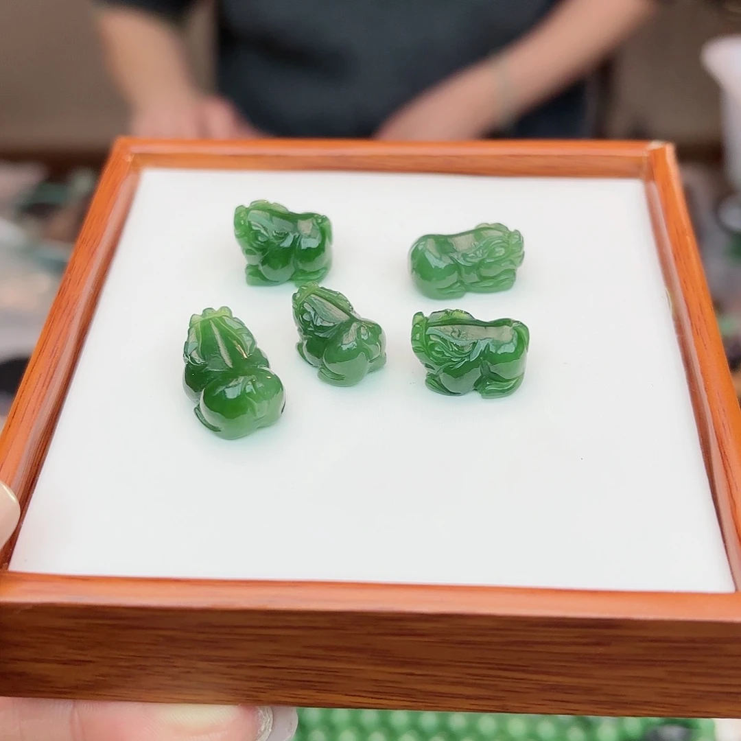 和田玉吊坠拍一发一多样性未镶嵌