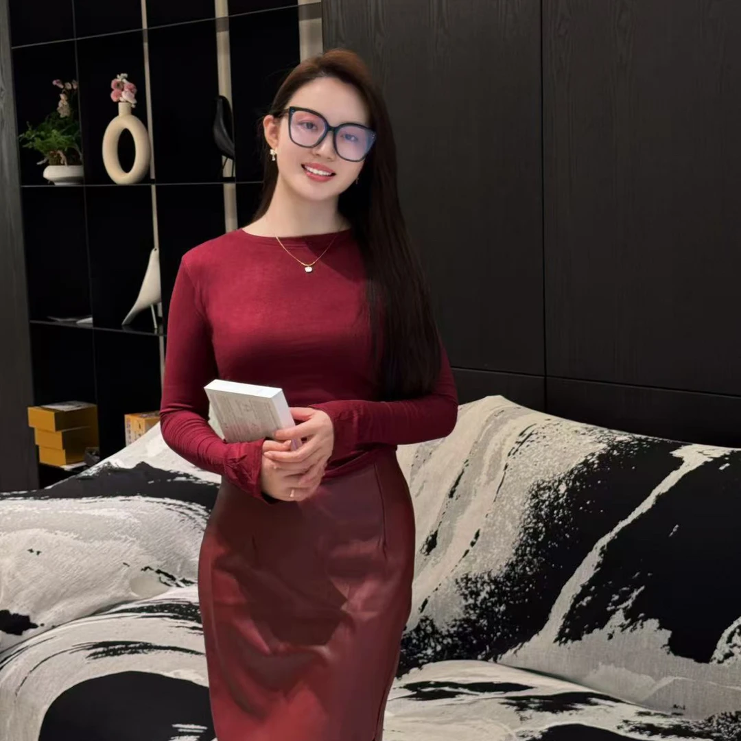 娜娜休闲安可拉红长袖T恤修身性感女装+高腰开叉中长包臀皮裙套装