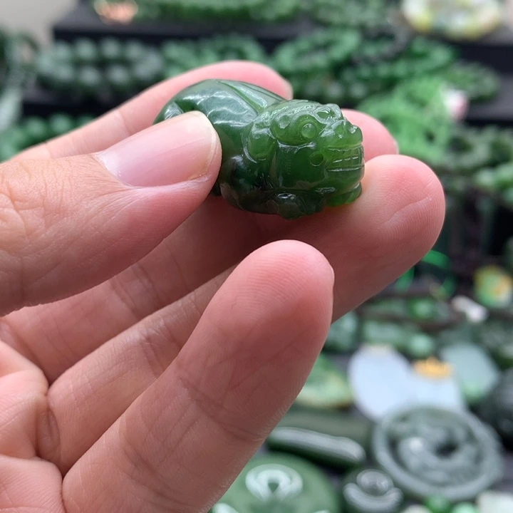 颈饰未镶嵌和田玉（碧玉）