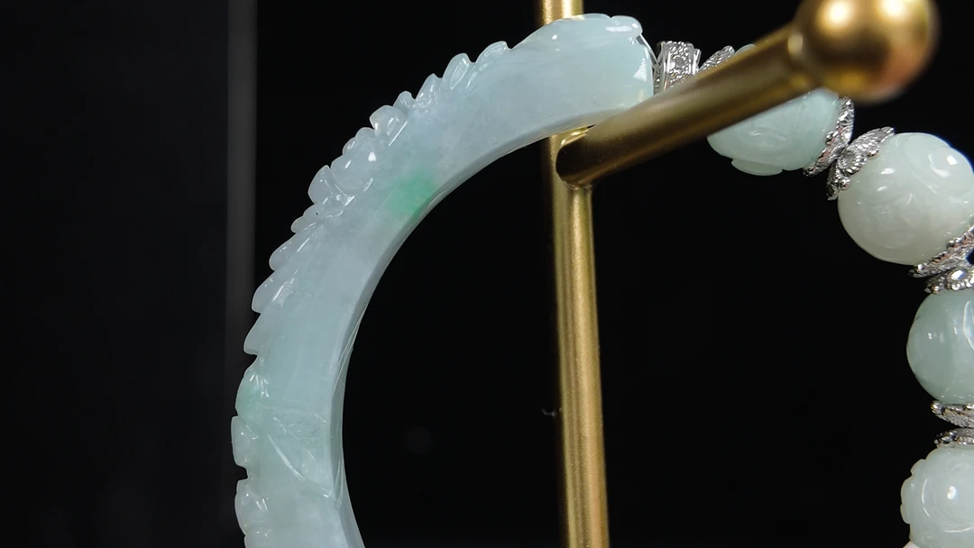 原创设计款天然A货翡翠冰透雕花半镯