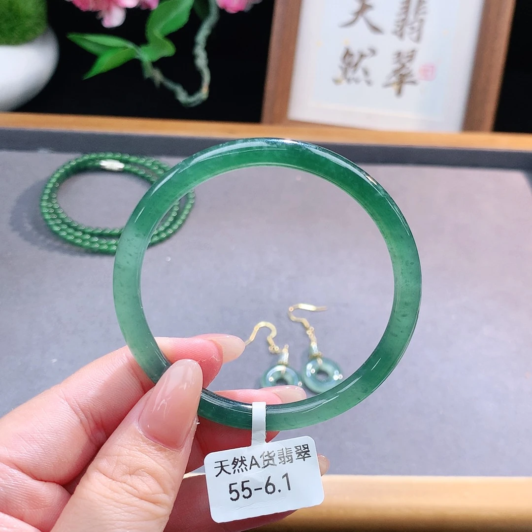 未镶嵌手镯（圆镯）翡翠