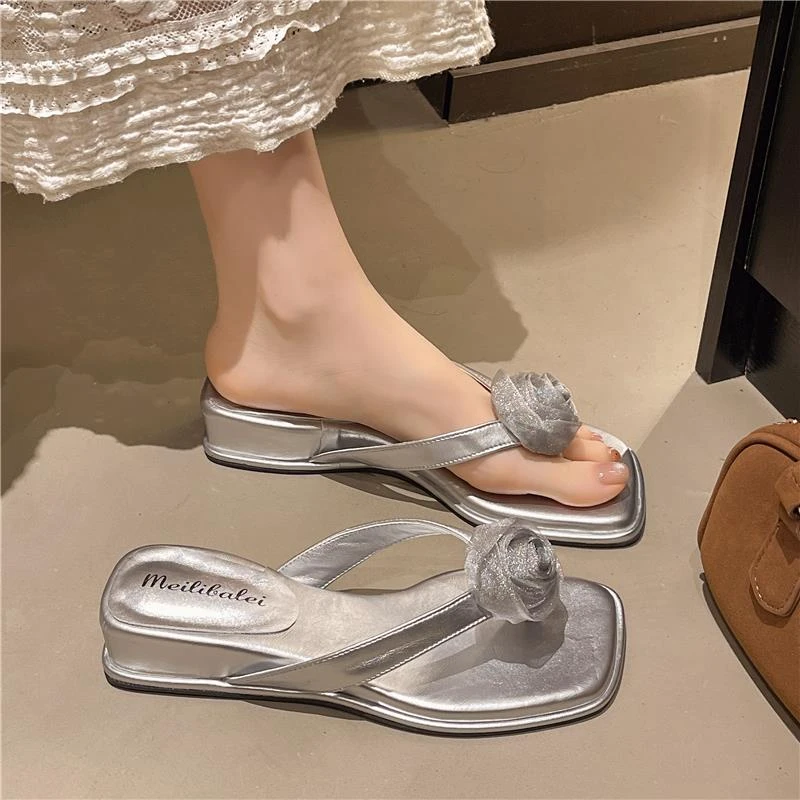 法式厚底人字拖女外穿2025夏季新款仙女风花朵绝美夹趾坡跟凉拖鞋