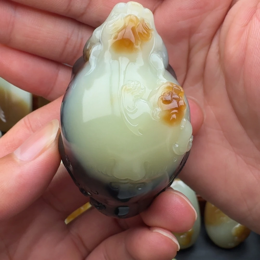 ****辉和田玉未镶嵌颈饰