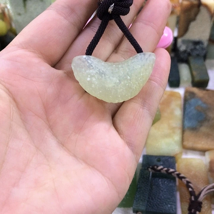 蛇纹石玉未镶嵌吊坠
