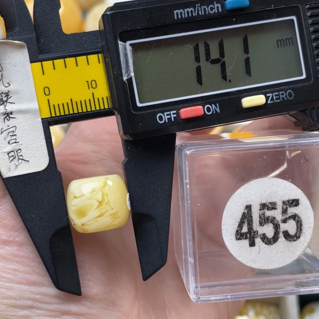 蜜蜡未镶嵌珠宝奇石