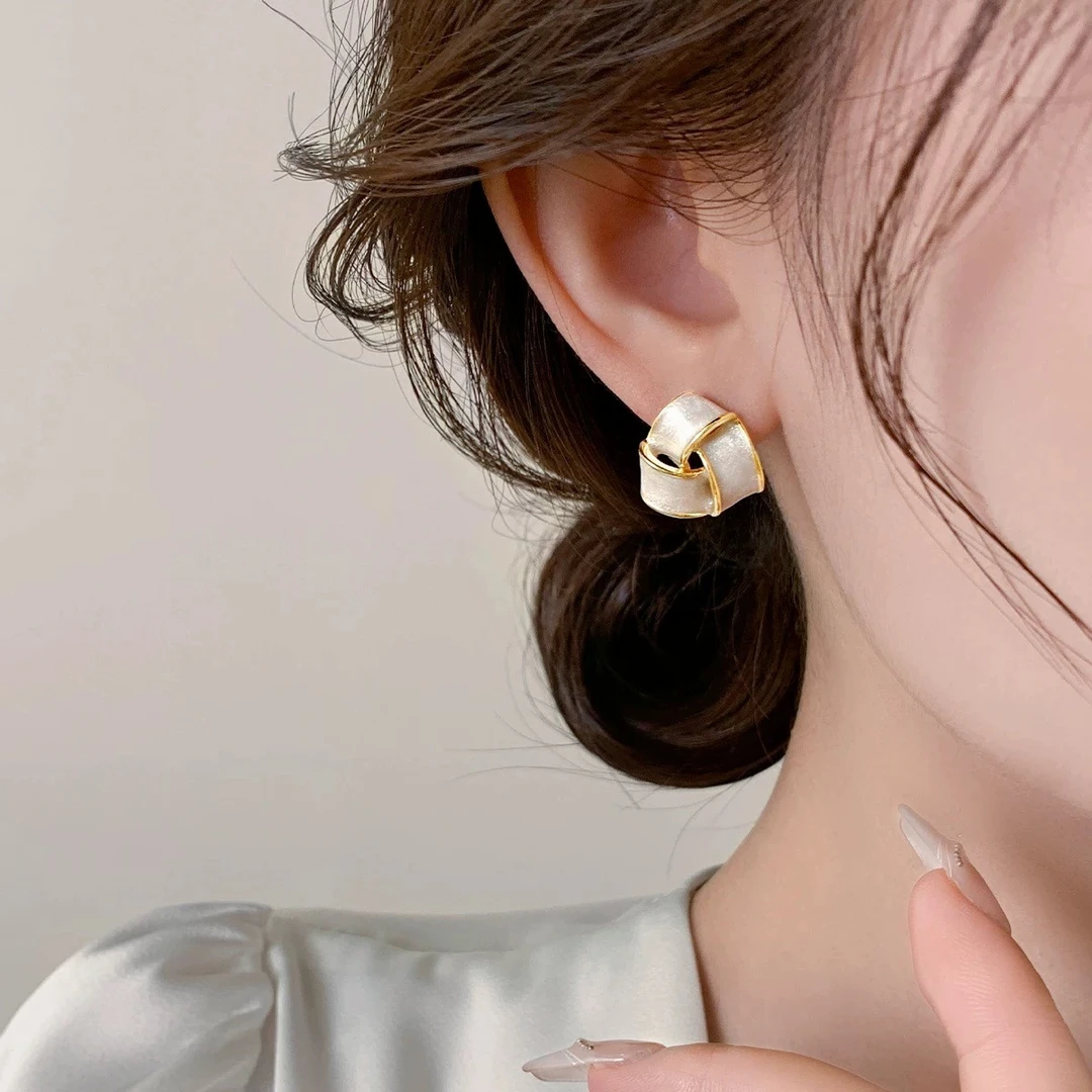 铜合金耳饰 轻奢女温柔上班族简约耳环气质耳钉款百搭法式粉色