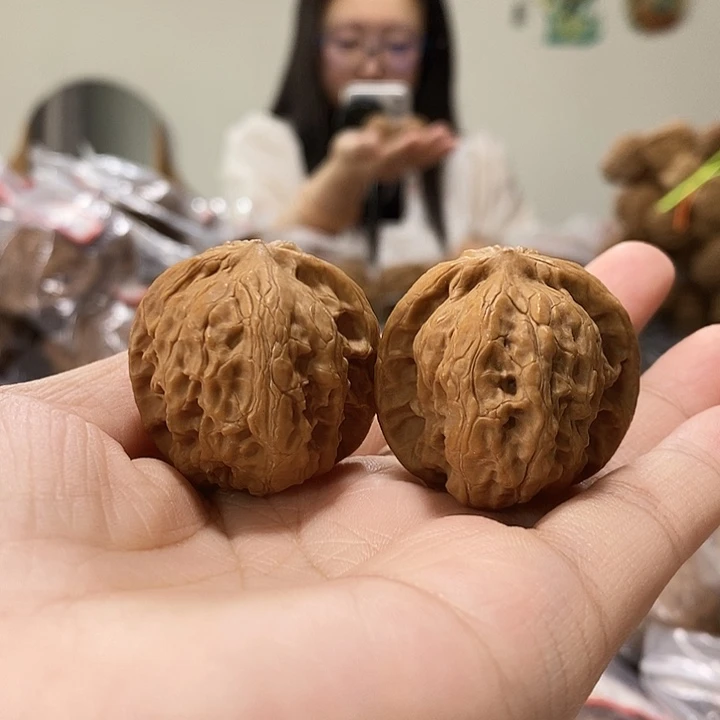 文玩核桃吊坠野狼33+