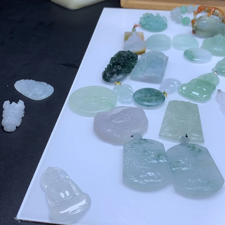 翡翠未镶嵌颈饰星*