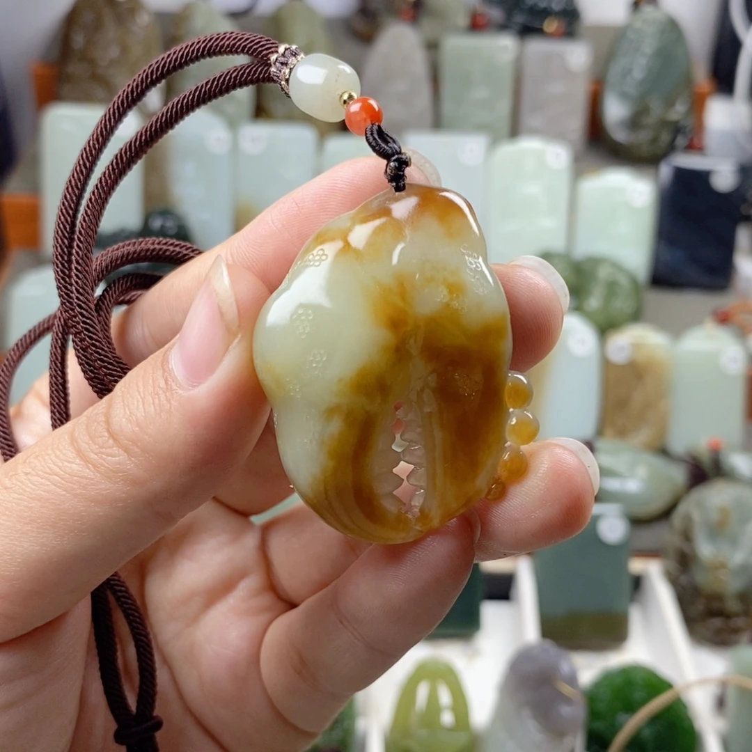 颈饰未镶嵌和田玉（糖玉）