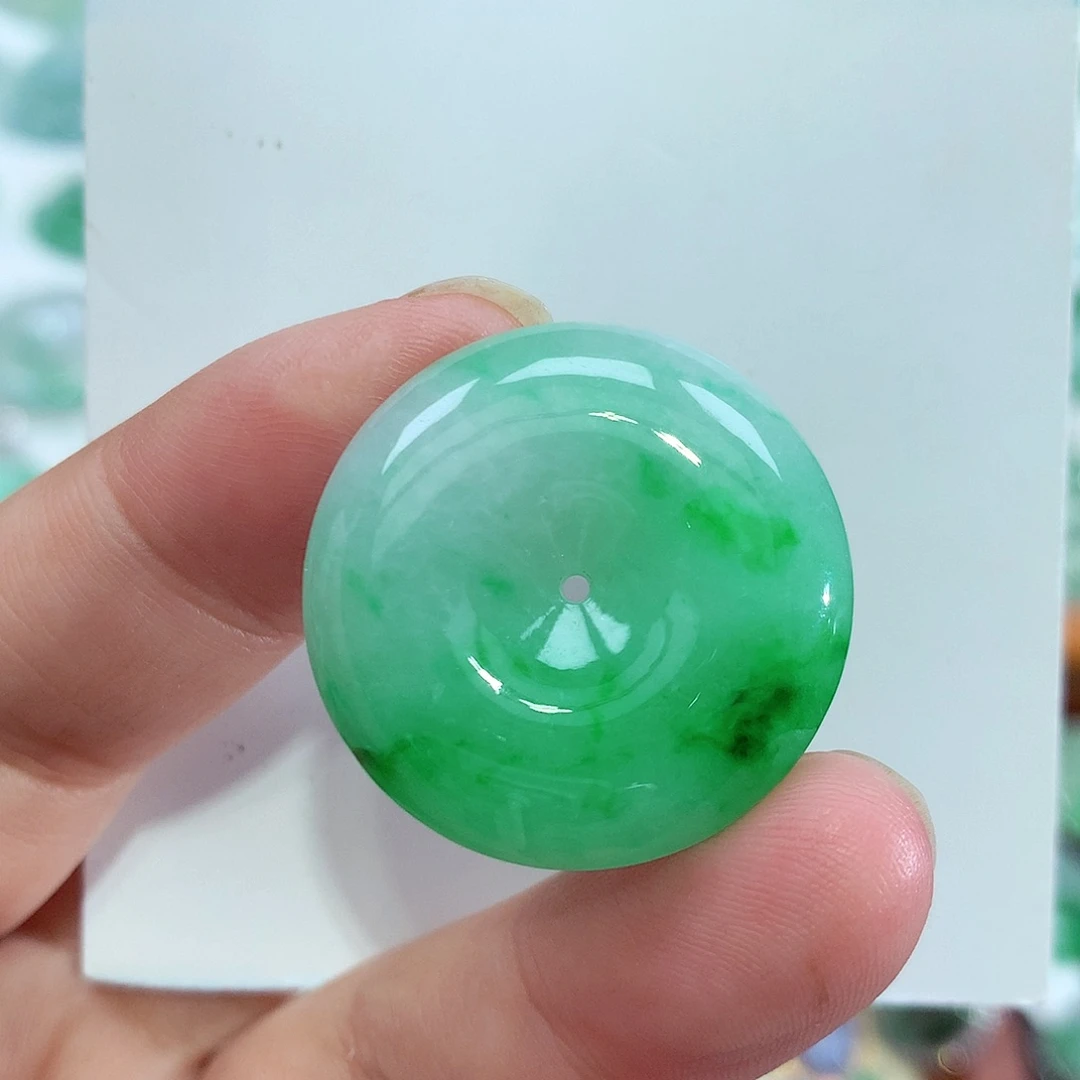 翡翠未镶嵌颈饰平安扣