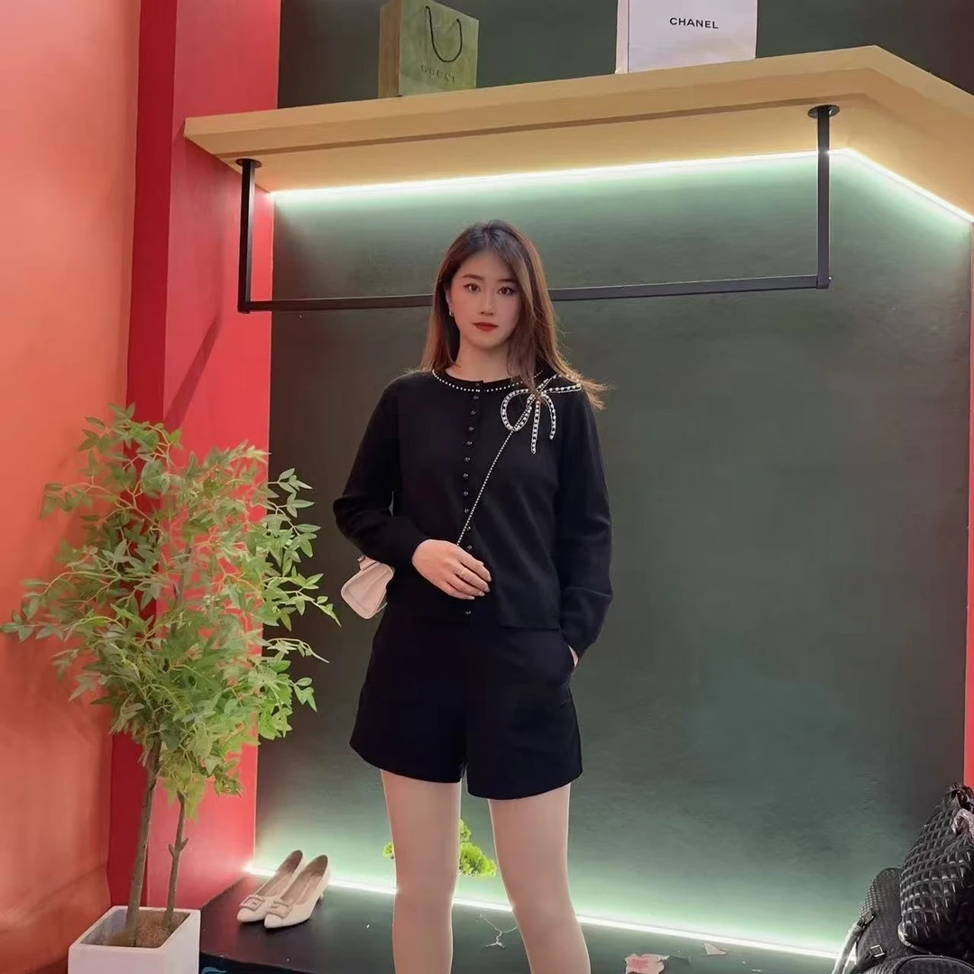 2061新款小香风黑色珍珠包边蝴蝶结设计毛衣女秋冬宽松时尚百搭