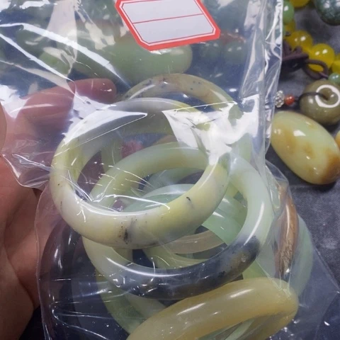 未镶嵌蛇纹石玉手链大****矜