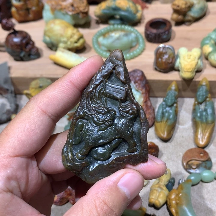 未镶嵌岫岩河磨玉（透闪石质玉）挂件