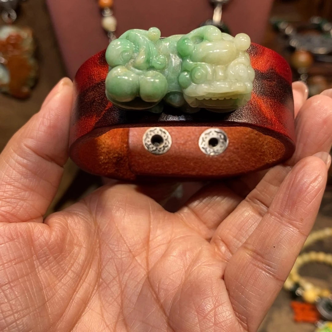 翡翠吊坠(赠链)未镶嵌