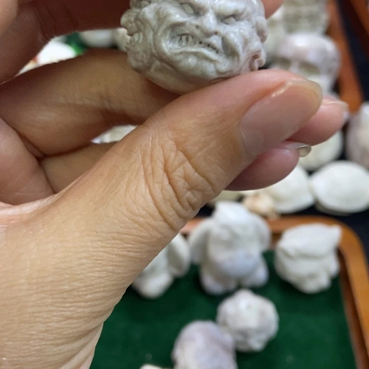 配饰鹿角雕刻一个出