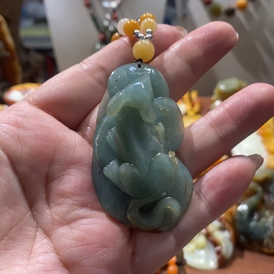 蛇纹石玉未镶嵌颈饰