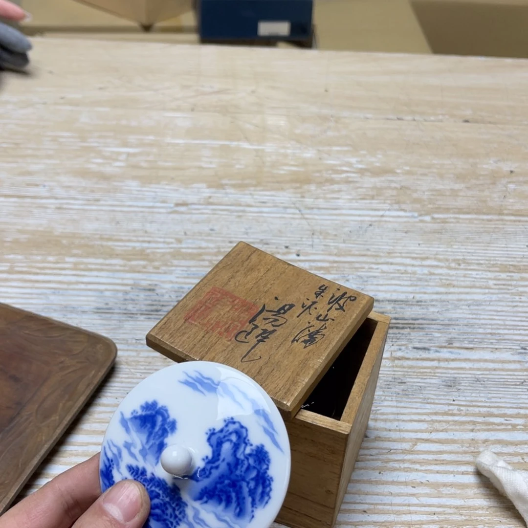 瓷片瓦*密密麻麻地排列着一个