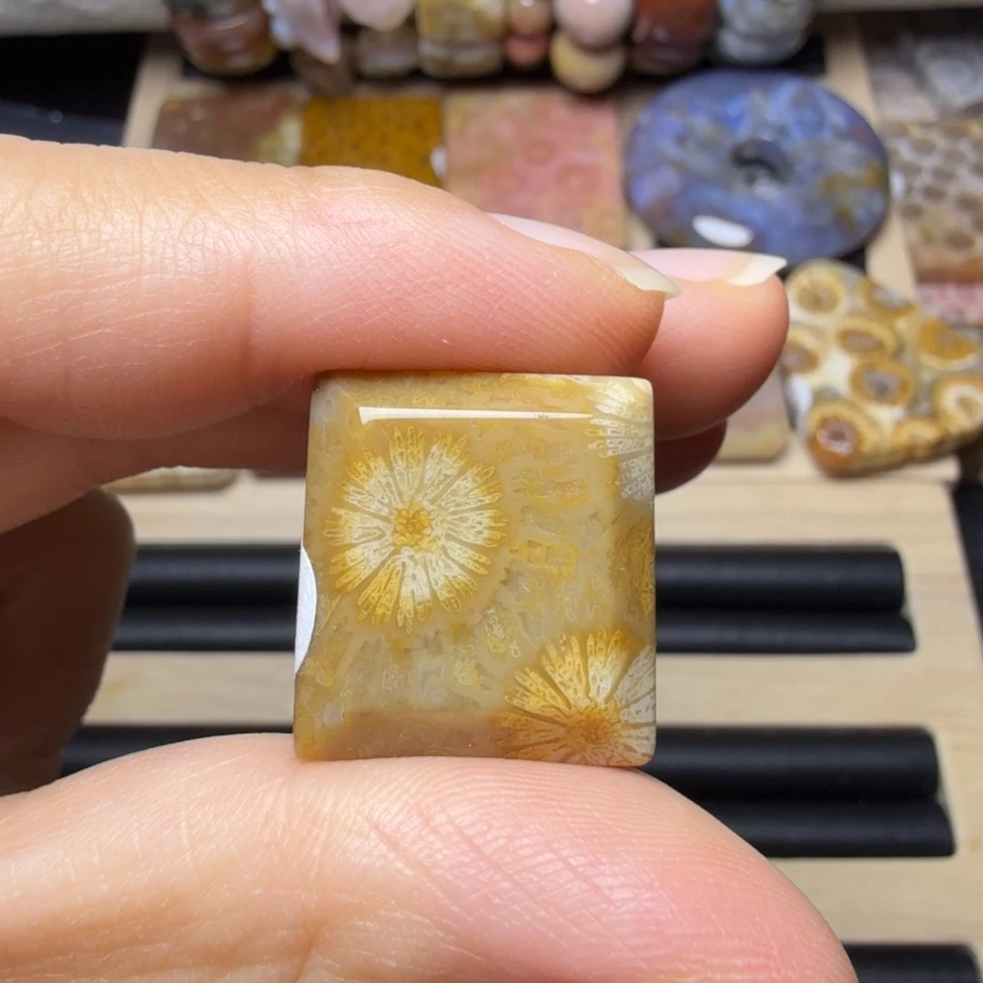 硅化玉未镶嵌大花，小方牌