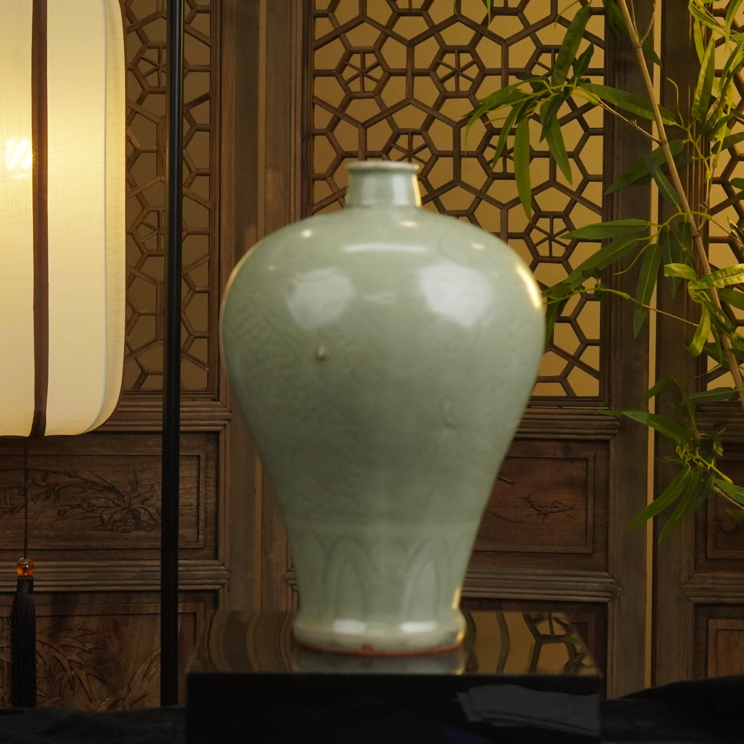 龙泉窑暗刻瓶（高24.7cm 直径17cm）