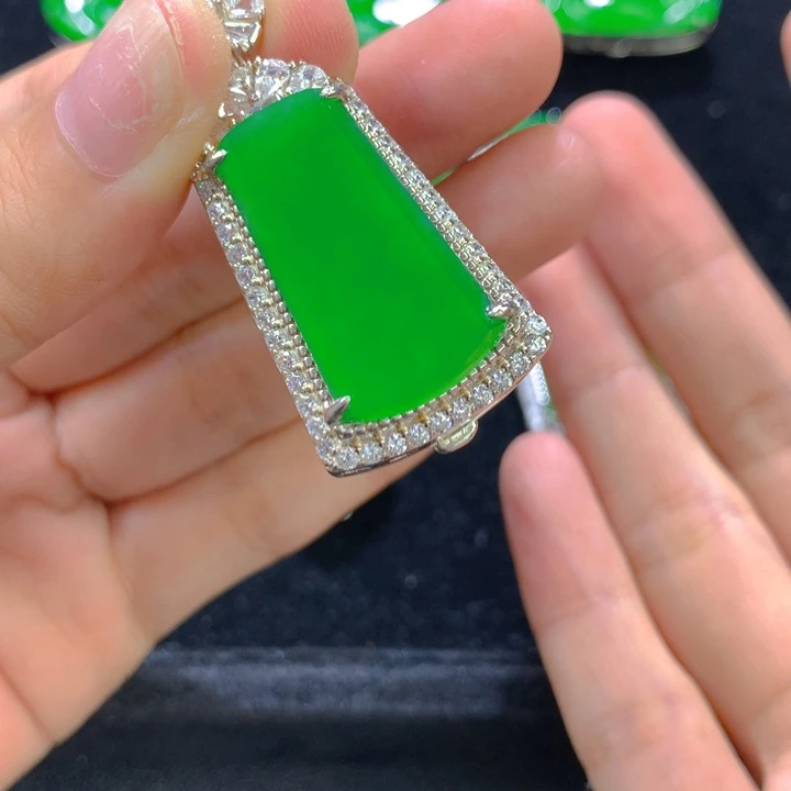 o***o翡翠银S925镶嵌颈饰一个