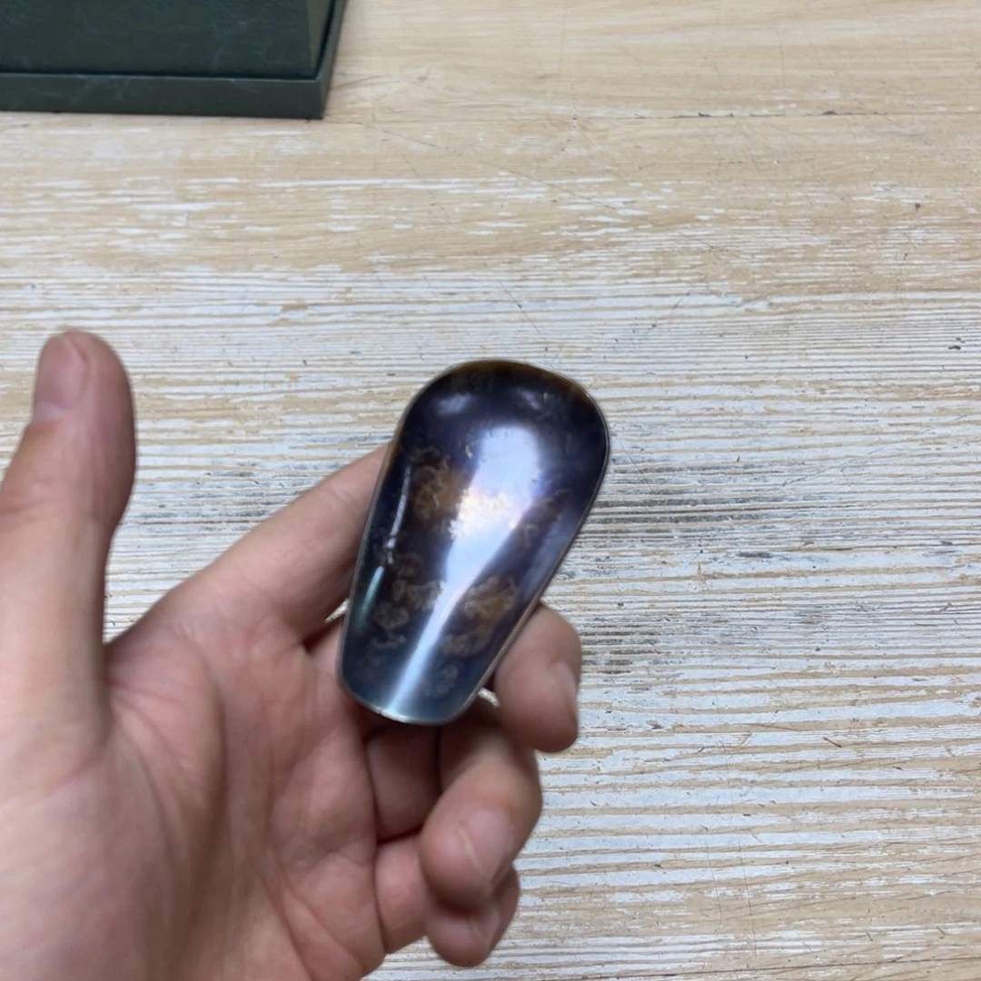 瓷片中****发密密麻麻地排列着一个