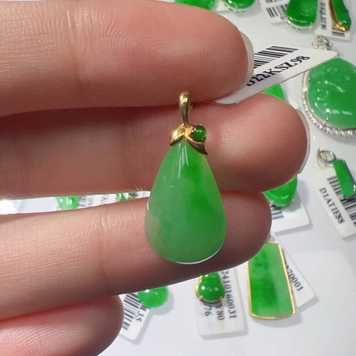 18K金镶嵌挂件翡翠