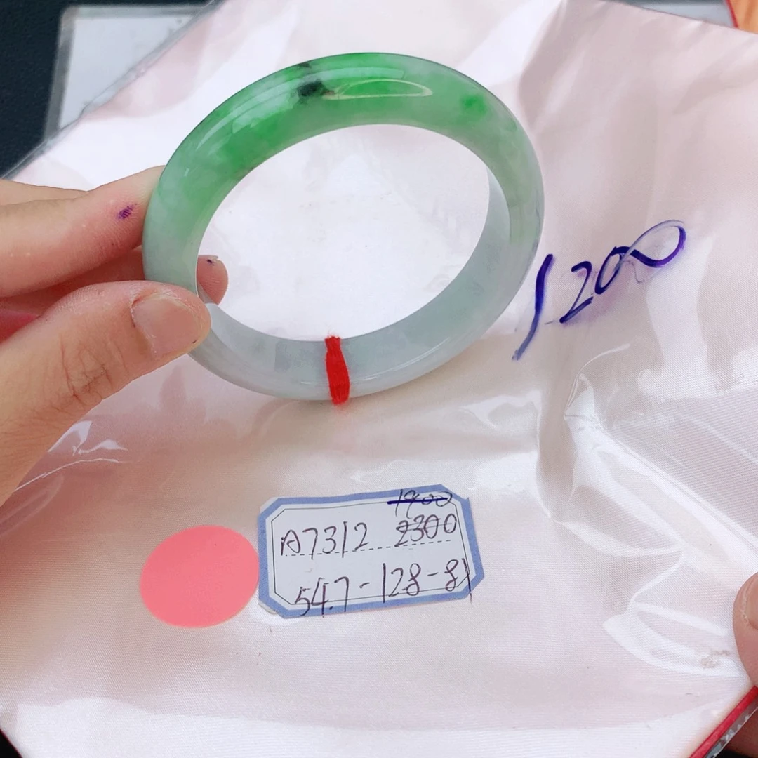 翡翠手镯未镶嵌翡翠