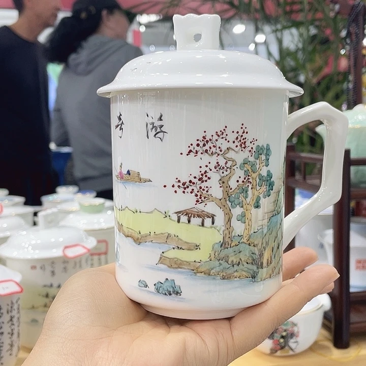 手绘（山水）盖杯。