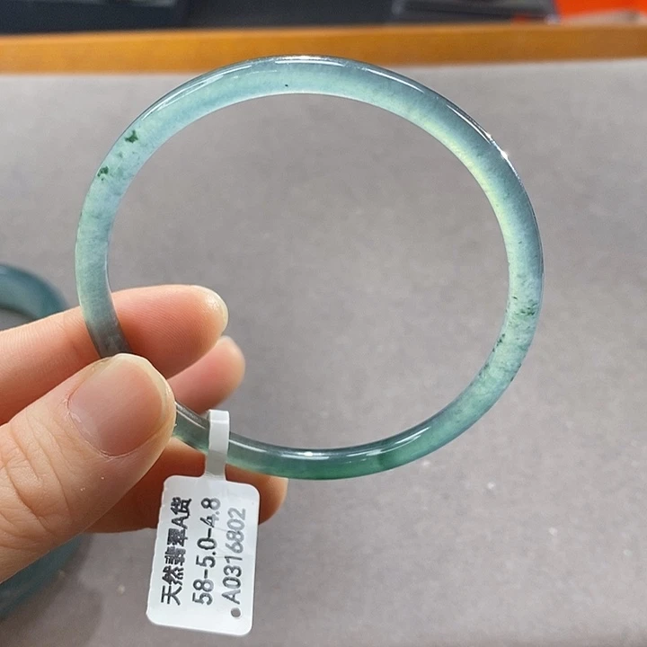 翡翠未镶嵌手镯（圆镯）