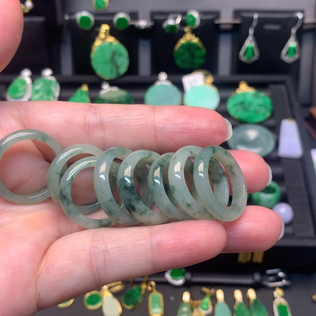 翡翠未镶嵌戒指有纹裂