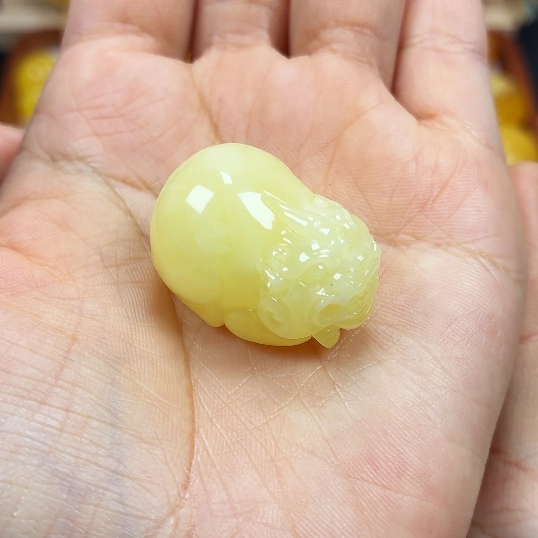 蜜蜡未镶嵌颈饰焦皮浓蜡白花貔貅