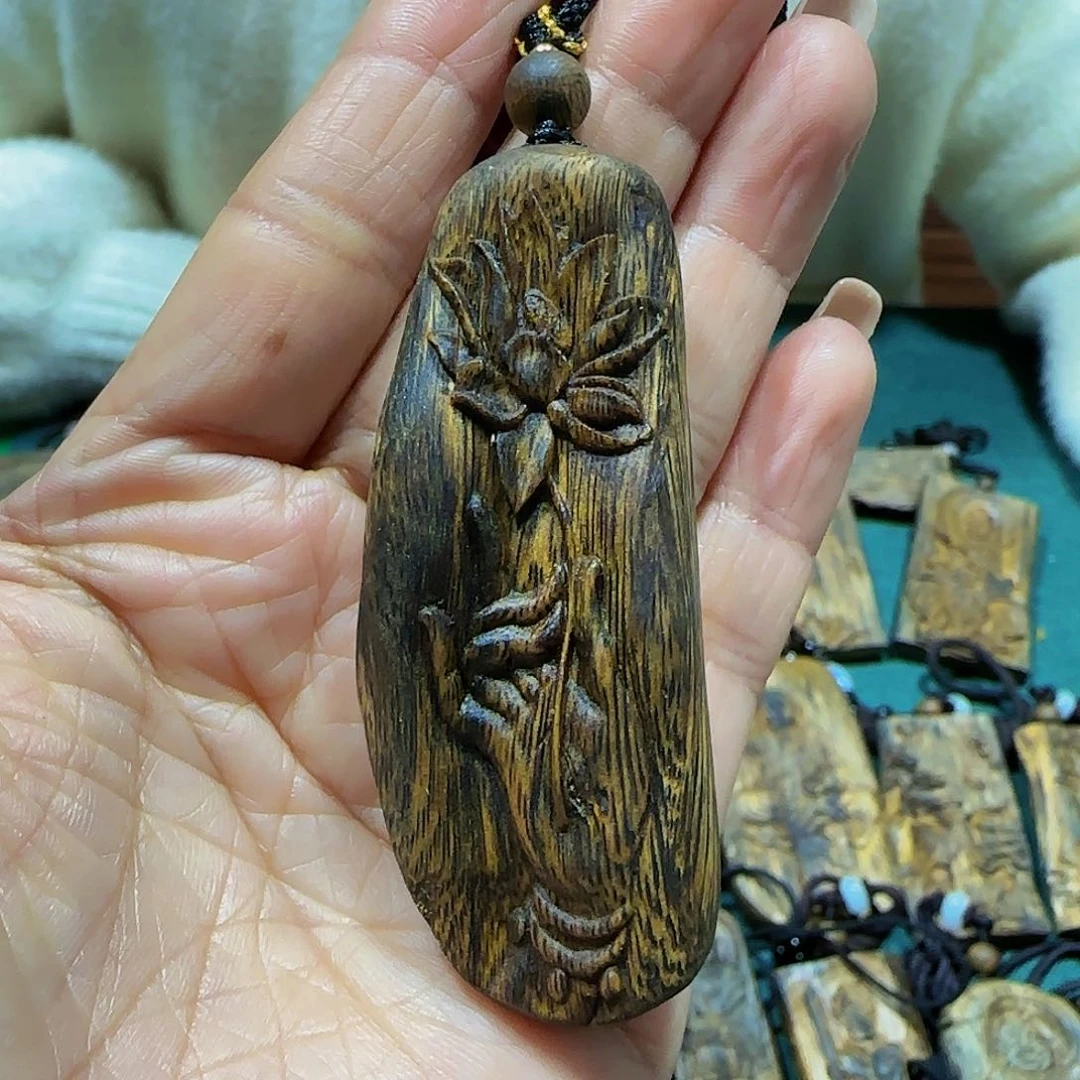 沉香吊坠海南白奇乌身老料雕刻荷花带绳16克