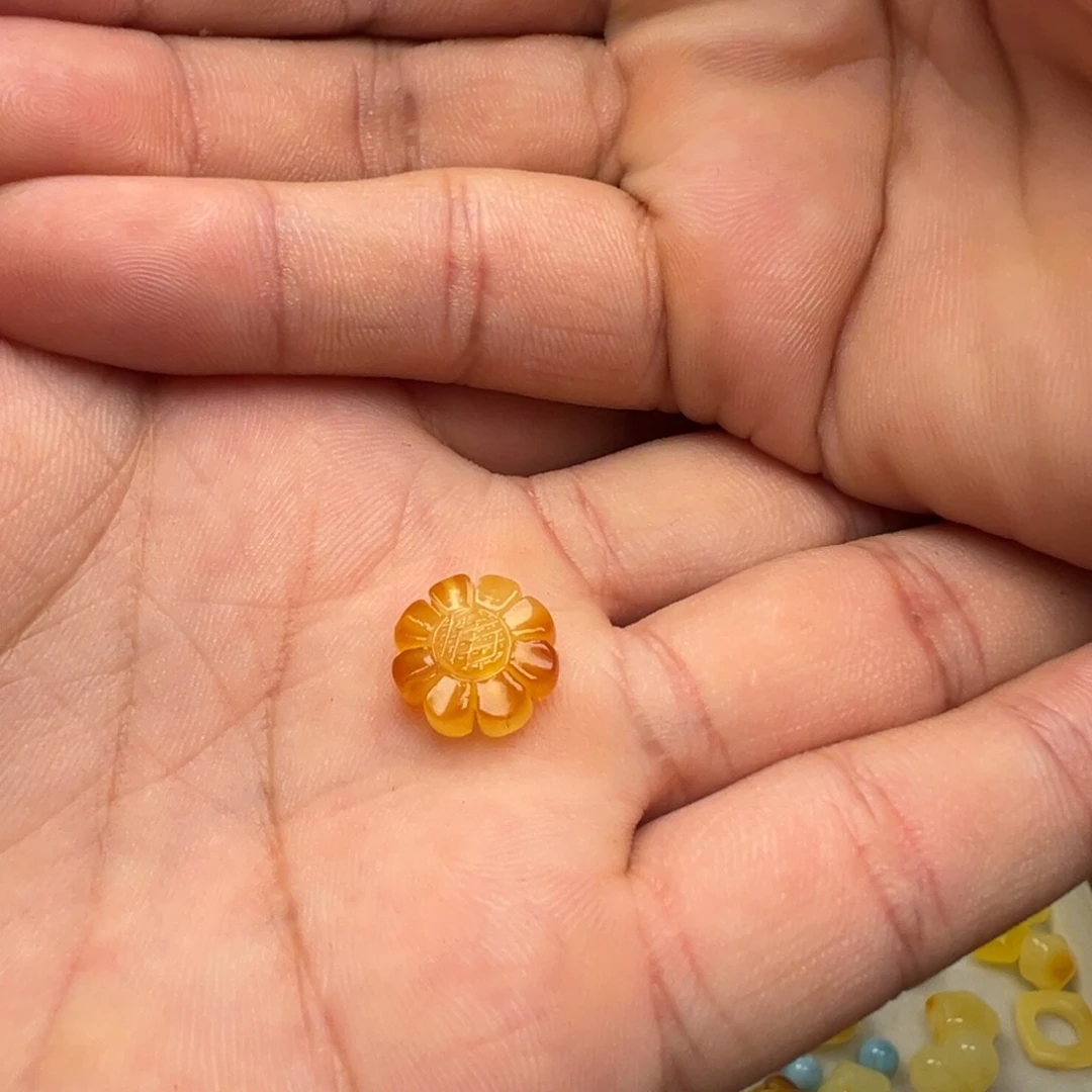 未镶嵌颈饰蜜蜡俏色太阳花提溜吊坠