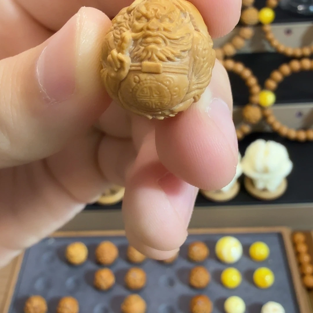 昊***.吊坠猴头核桃一颗钟馗全家福