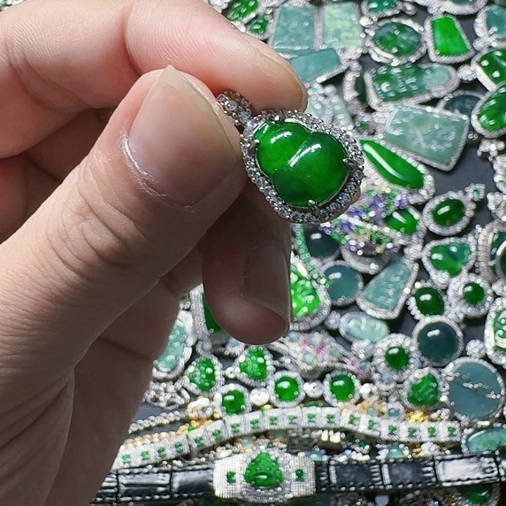 翡翠颈饰未镶嵌天然A货翡翠放漏