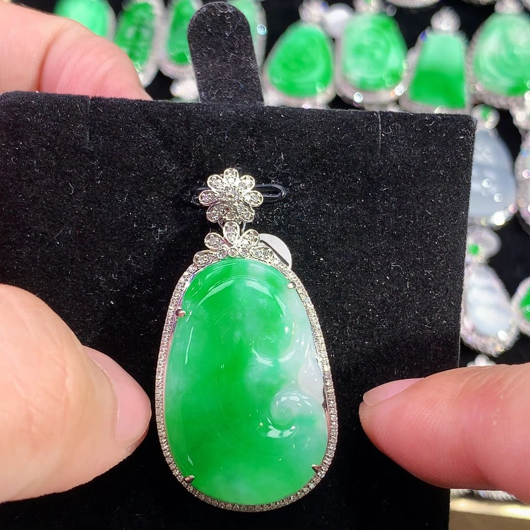 翡翠18K金镶嵌颈饰