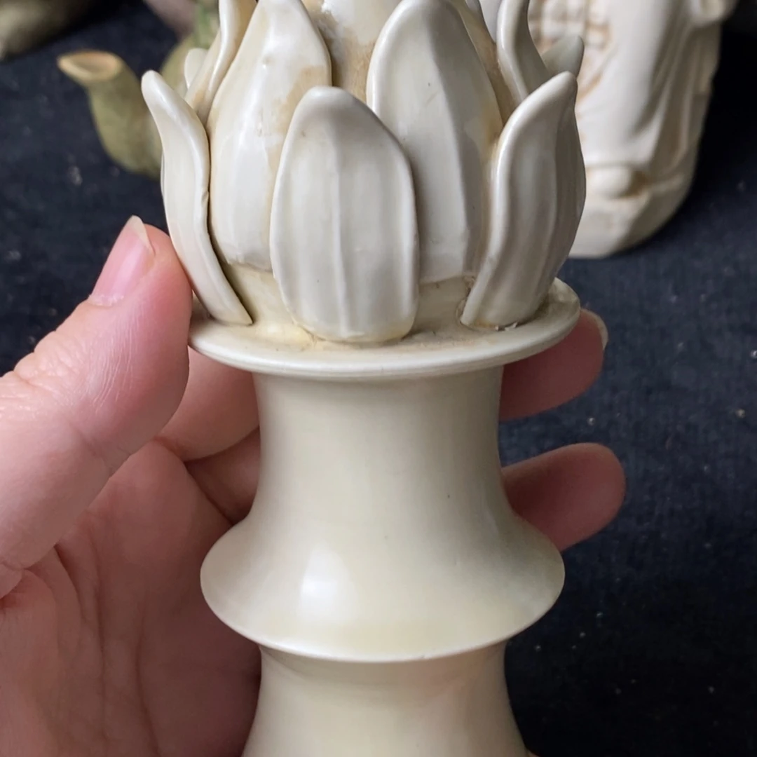 瓷定窑莲瓣贴塑烛台