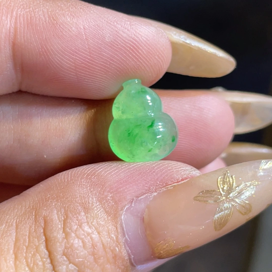 翡翠未镶嵌颈饰葫芦