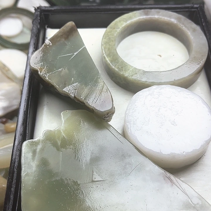 和田玉（糖玉）和田玉边角料9K金镶嵌了*