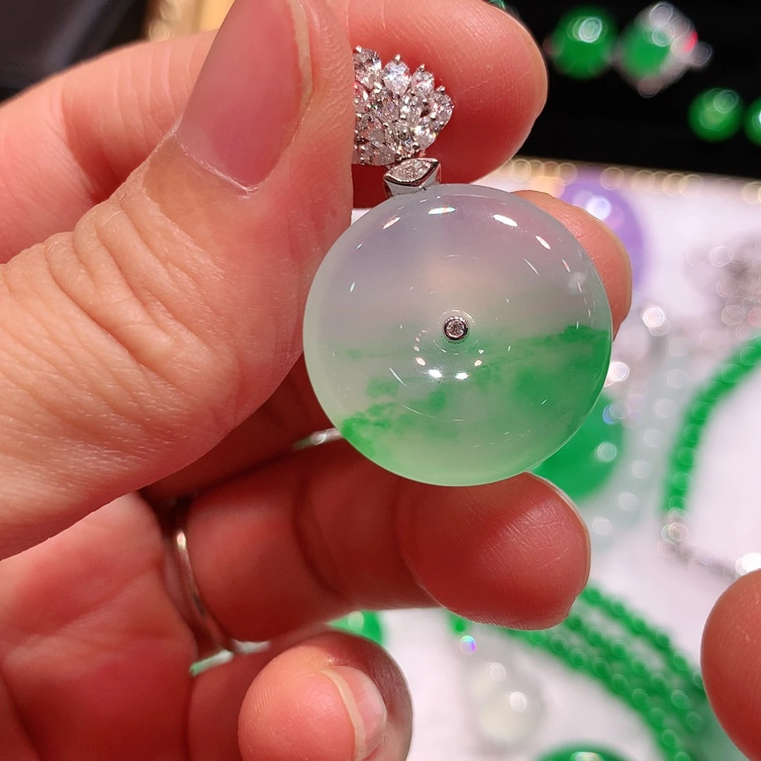 颈饰18K金镶嵌翡翠冰阳绿飘绿扣子