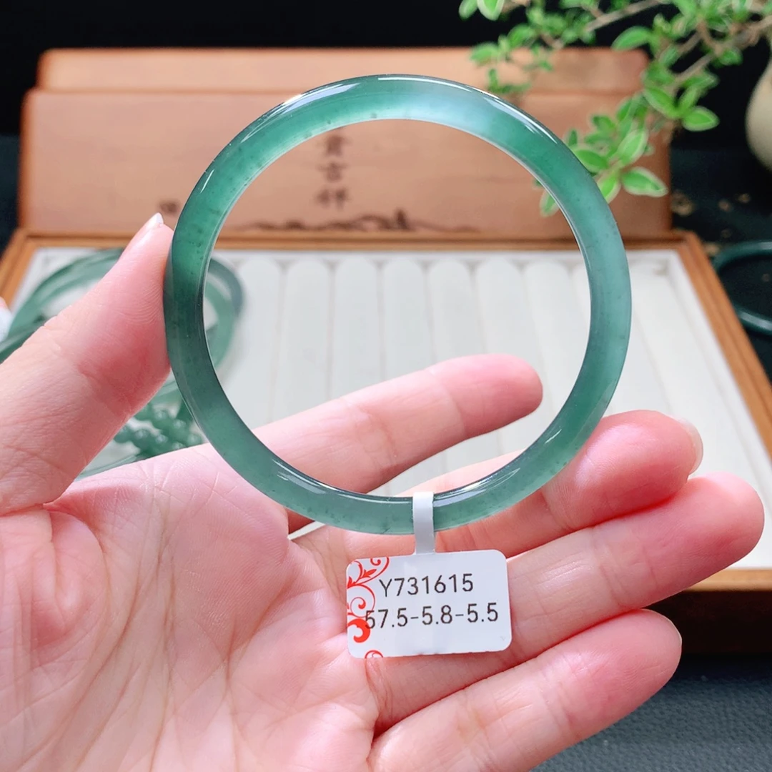 翡翠未镶嵌手镯（圆镯）