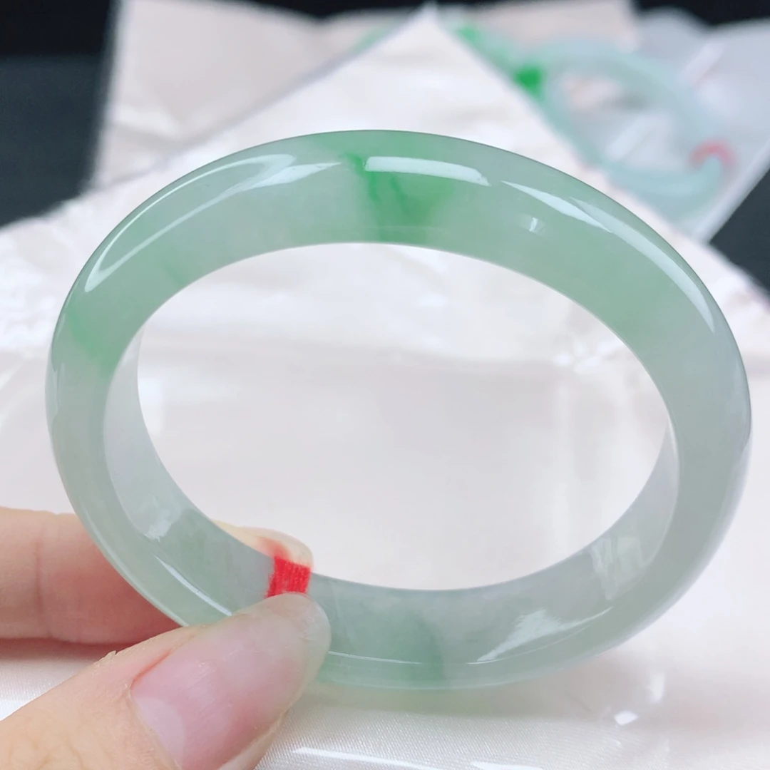 翡翠未镶嵌手镯缅甸53.0冰种飘绿花贵妃