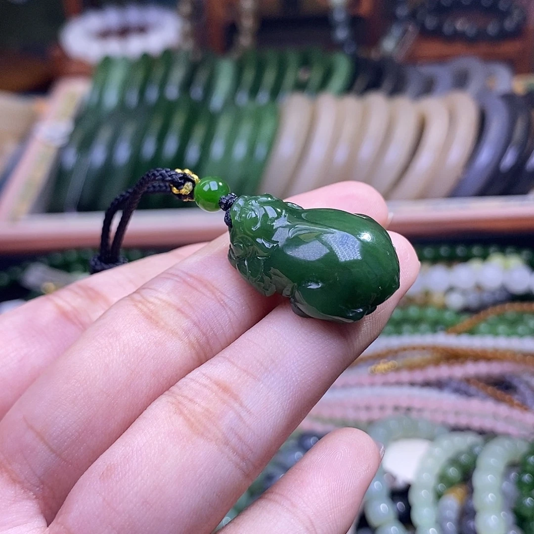 和田玉未镶嵌颈饰碧玉菠菜绿老矿料貔貅