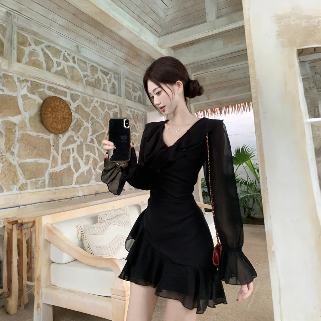 大码女装V领连衣裙女早秋荷叶边喇叭袖修身大码法式浪漫小黑裙冬