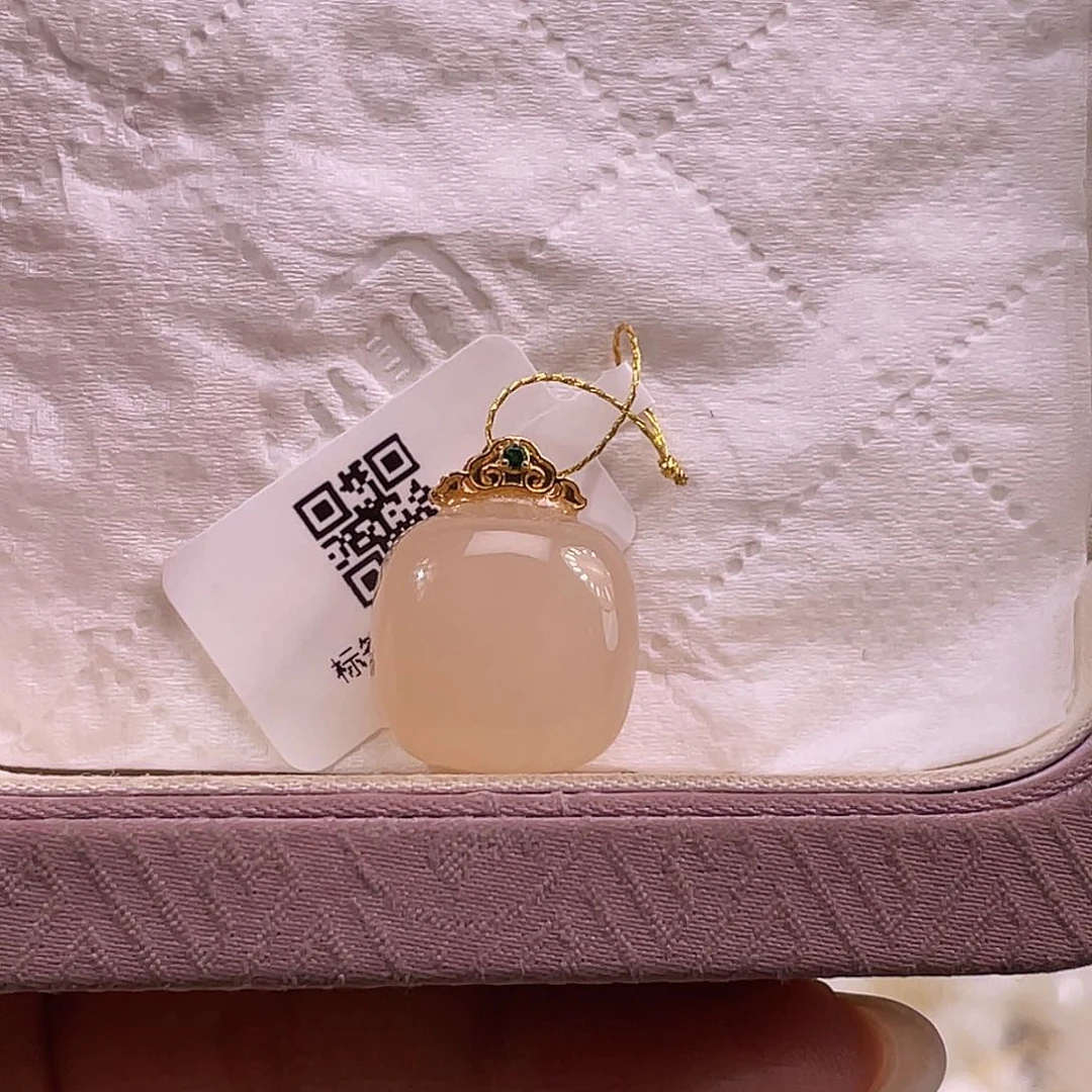 吊坠(不含链)18K金镶嵌和田玉藕粉桃粉方糖