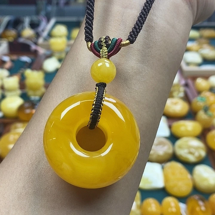 琥珀未镶嵌裸石鸡油红环扣吊坠