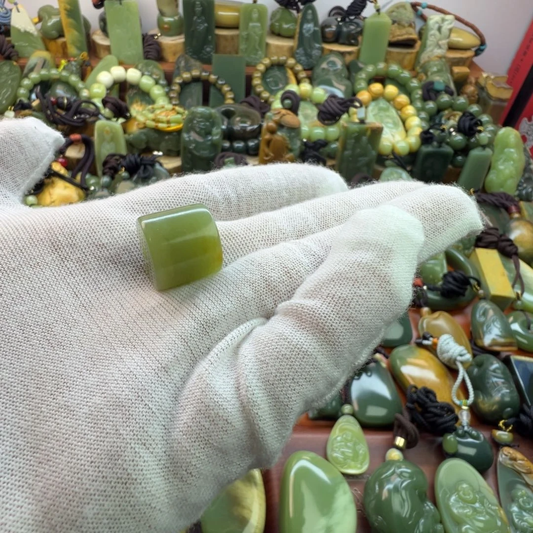 比***动岫岩河磨玉（透闪石质玉）未镶嵌珠宝半成品